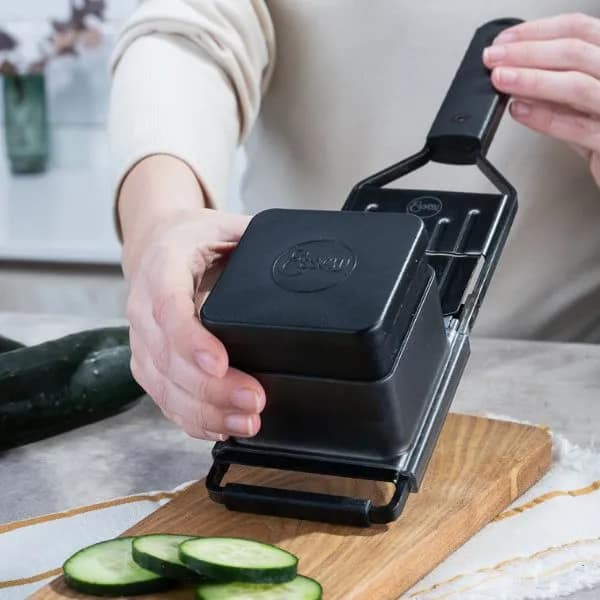 Mandolina Essen cortando zucchini en láminas parejas